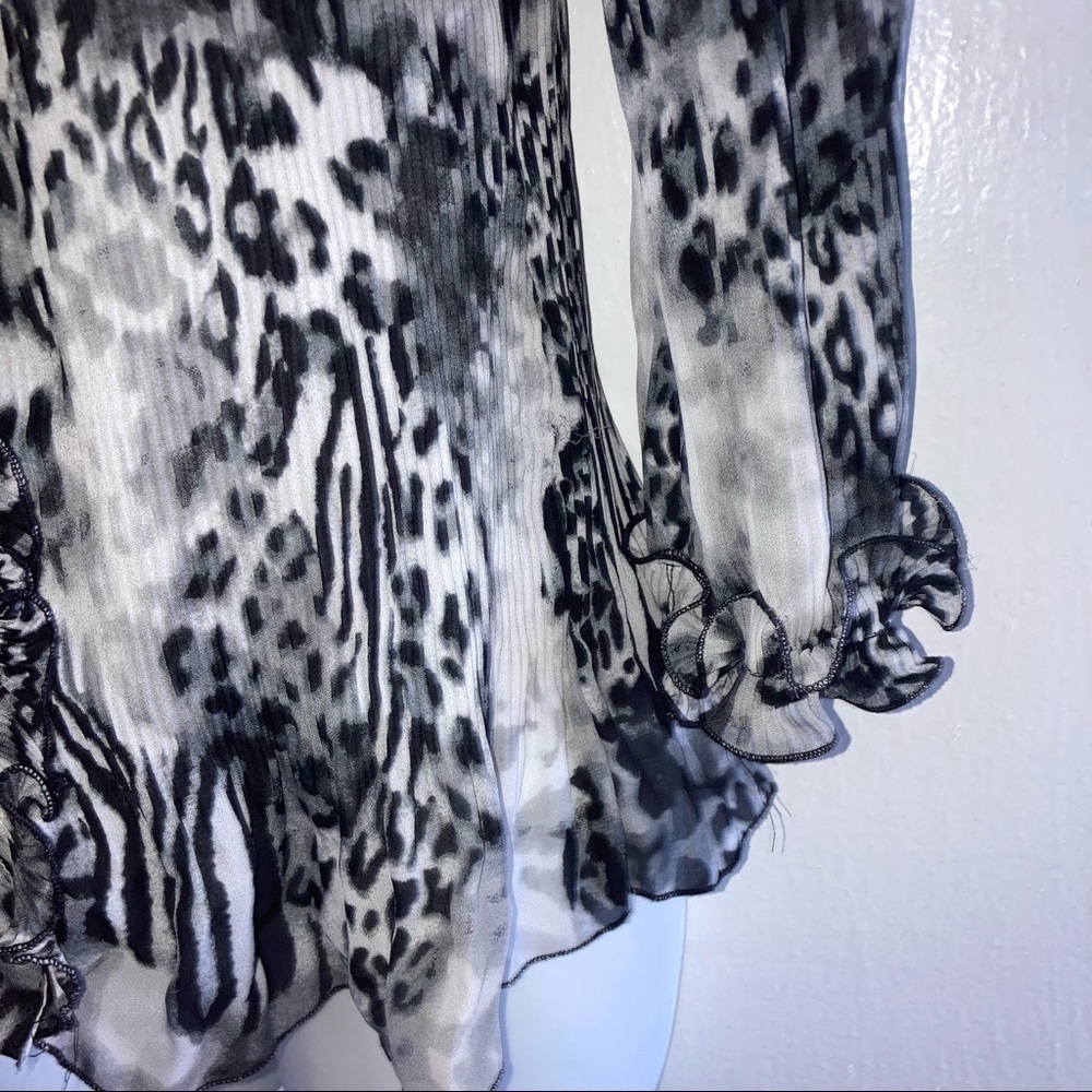 Sioni Crinkle Poly Ruffle Front Animal Print Top M Black White Gray - Picture 4 of 7